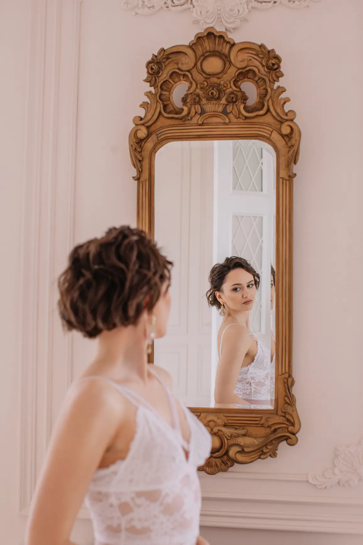 femme en lingerie qui se regarde dans un miroir