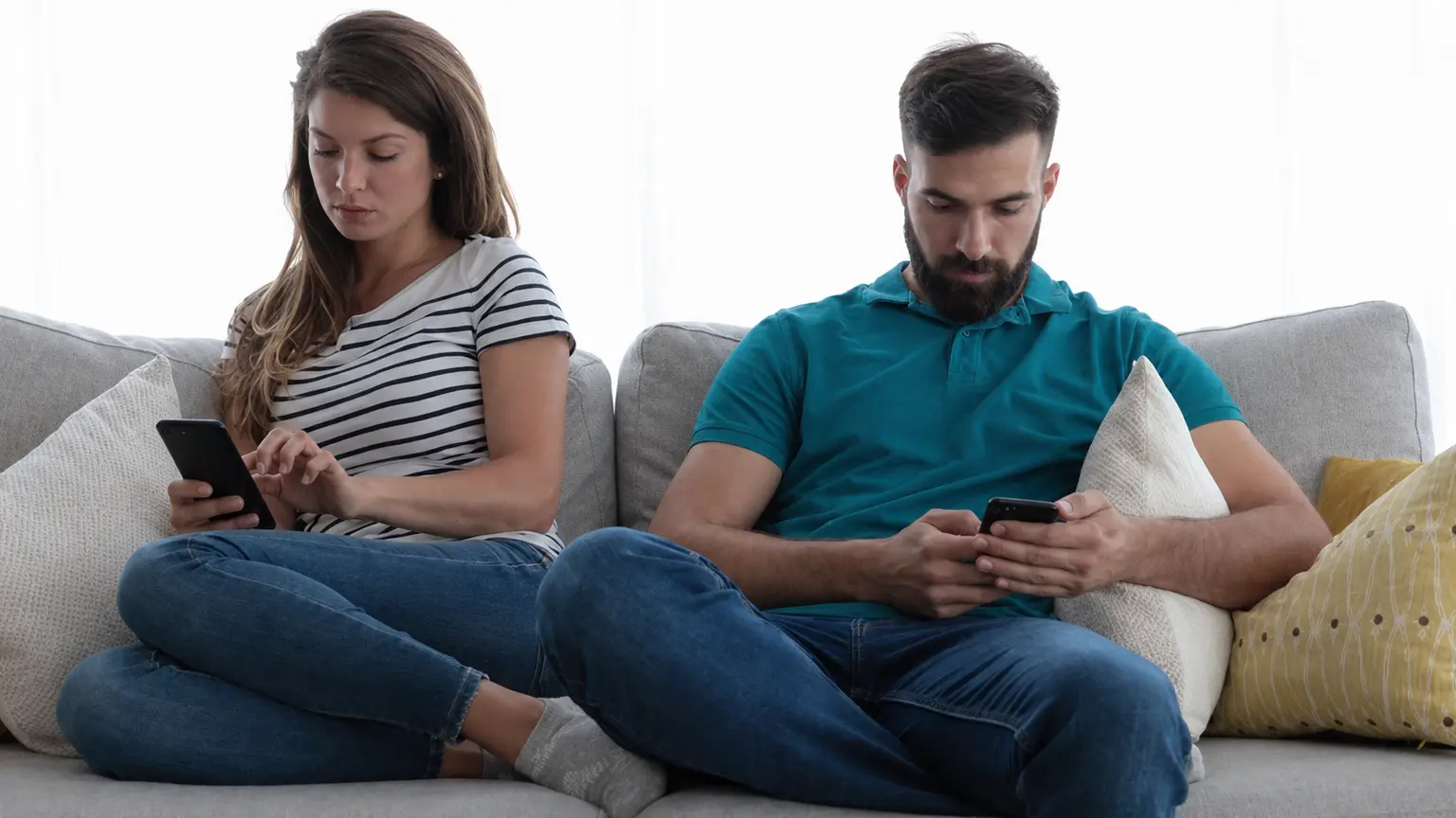 couple routine couple chacun sur son téléphone