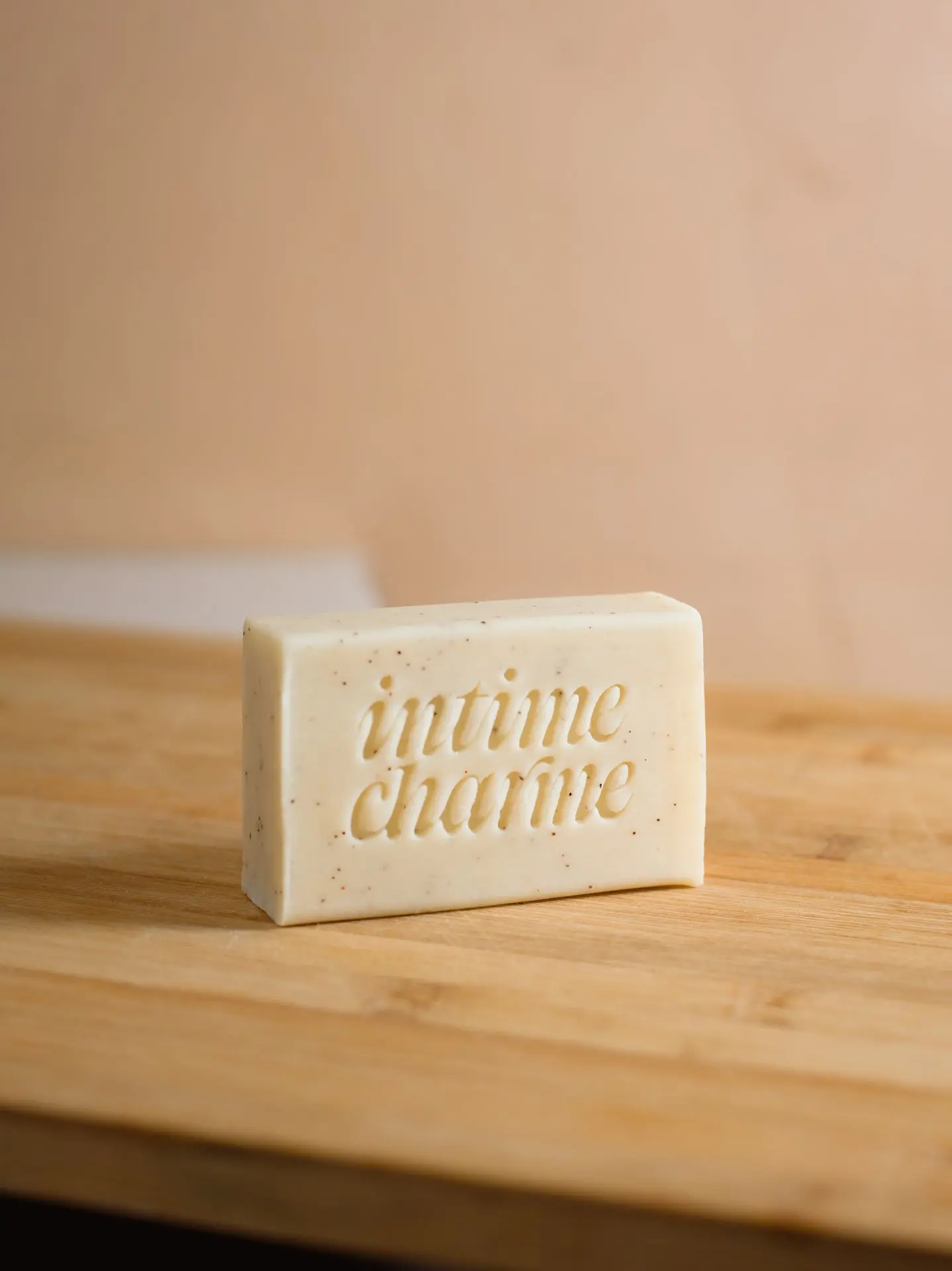 Savon exfoliant à la fleur d'oranger Intime Charme posé debout