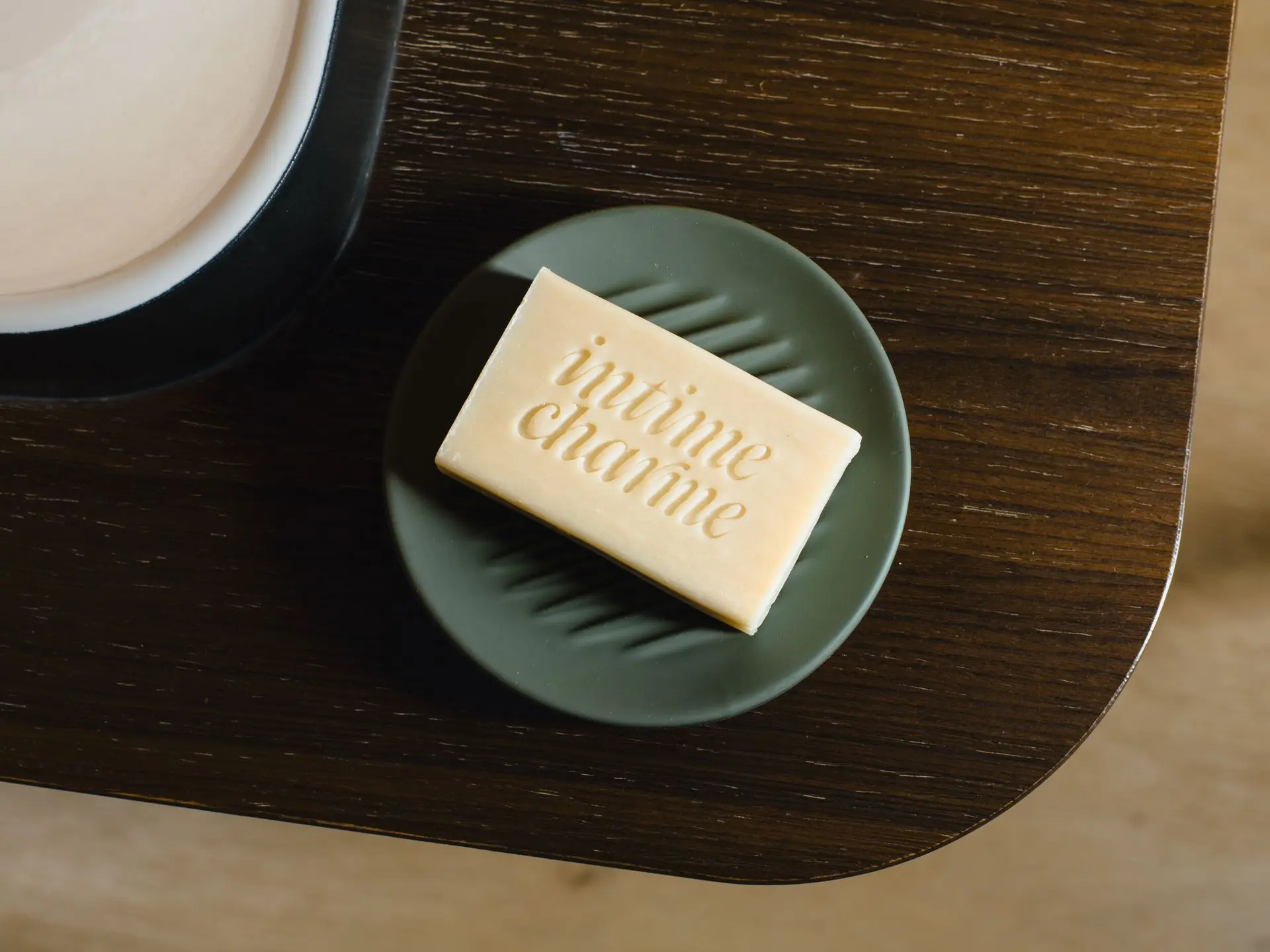 Savon hydratant à la lavande Intime Charme posé sur une assiette