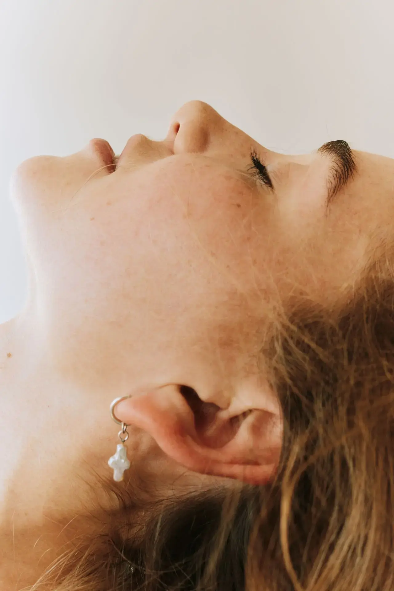 Portrait d'une femme tête renversée, yeux fermés