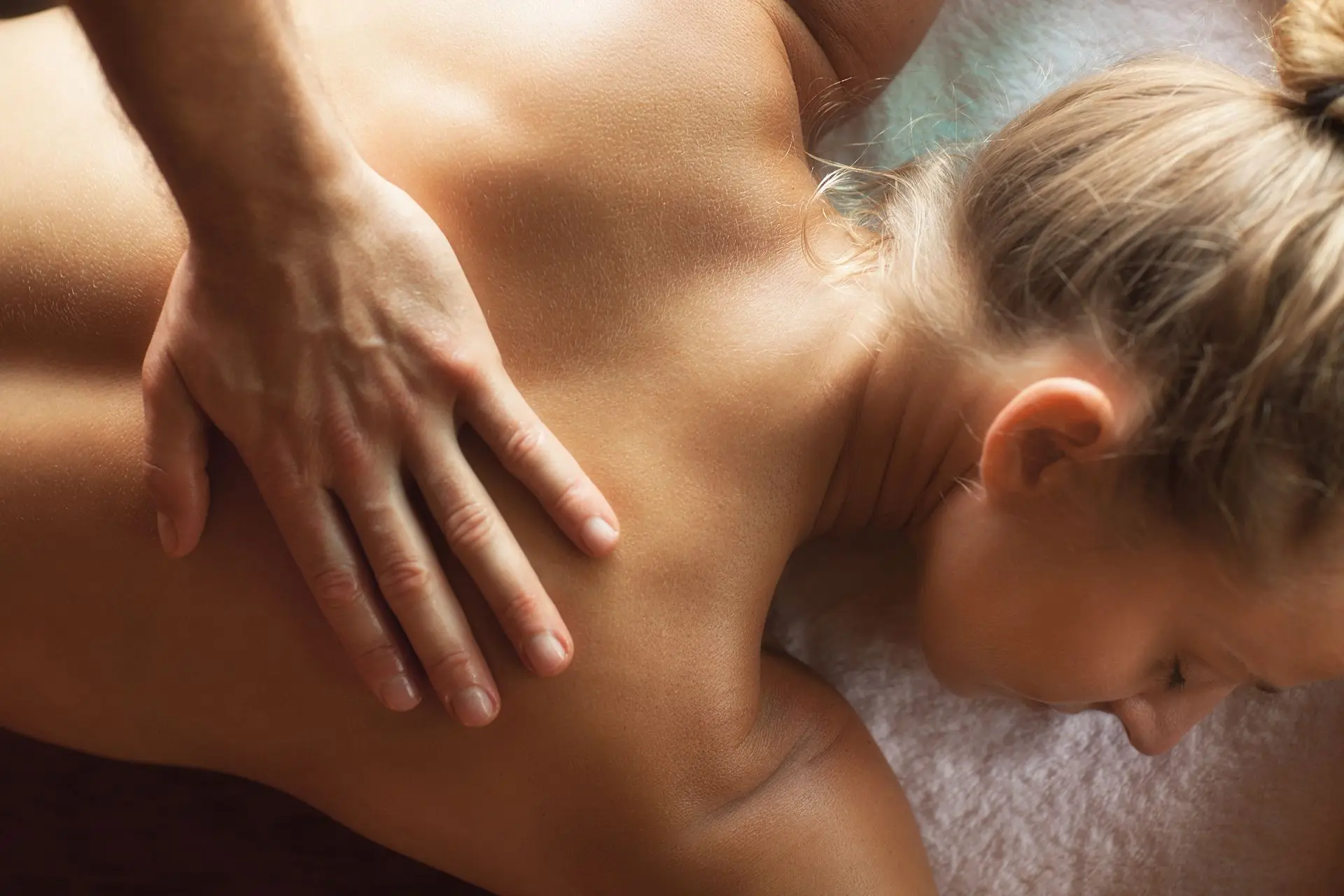 Massage du dos et de la nuque en gros plan