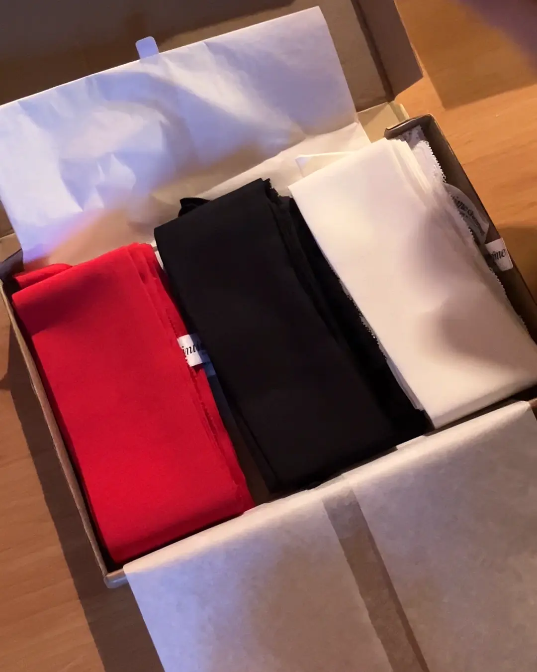 Trio de bandeaux IntimeCharme en tissu rouge, noir et blanc
