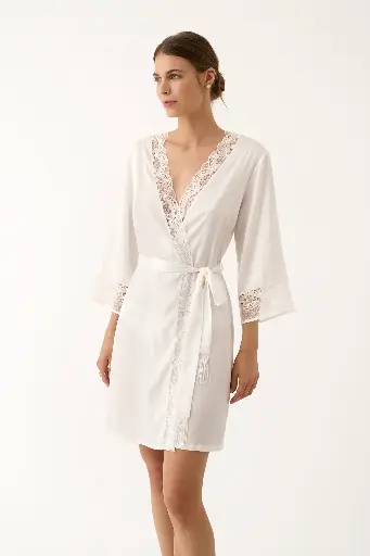 Peignoir blanc en satin et dentelle