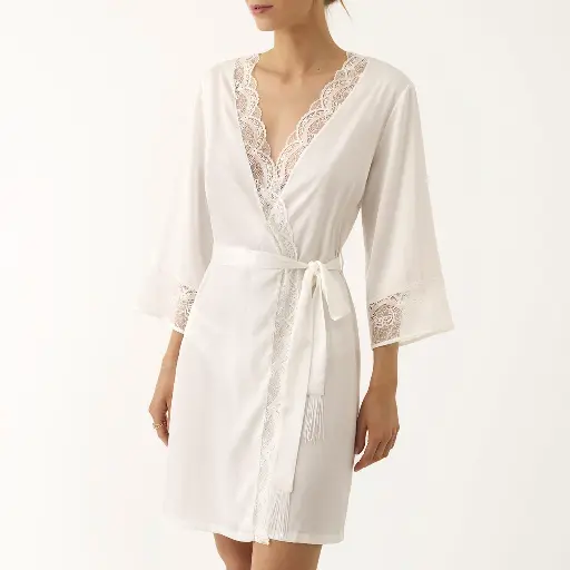 Peignoir blanc en satin et dentelle